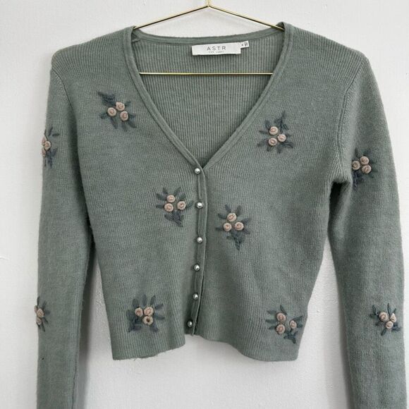 Astr the Label Revolve Jade Green 3D floral Knit Cropped Sweater Size Wool Blend - Picture 2 of 9